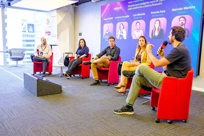 Rogerio Melfi modera o painel sobre infraestrutura inteligente no Fintech View 2026, com os painelistas do Banco do Brasil, Mastercard, Mercado Livre e Iniciador
