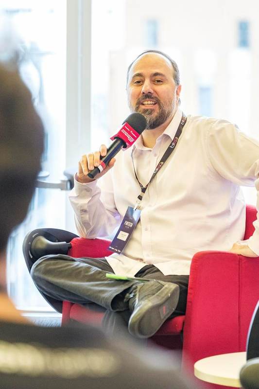 Rogerio Melfi fala ao microfone durante o Fintech View 2026